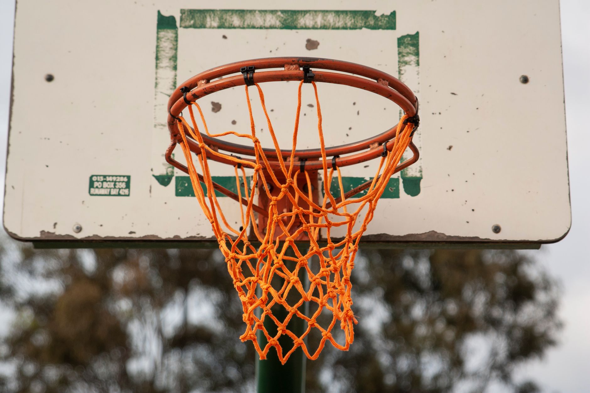 Açık hava basketbol potası ve filesinin yakın çekimi