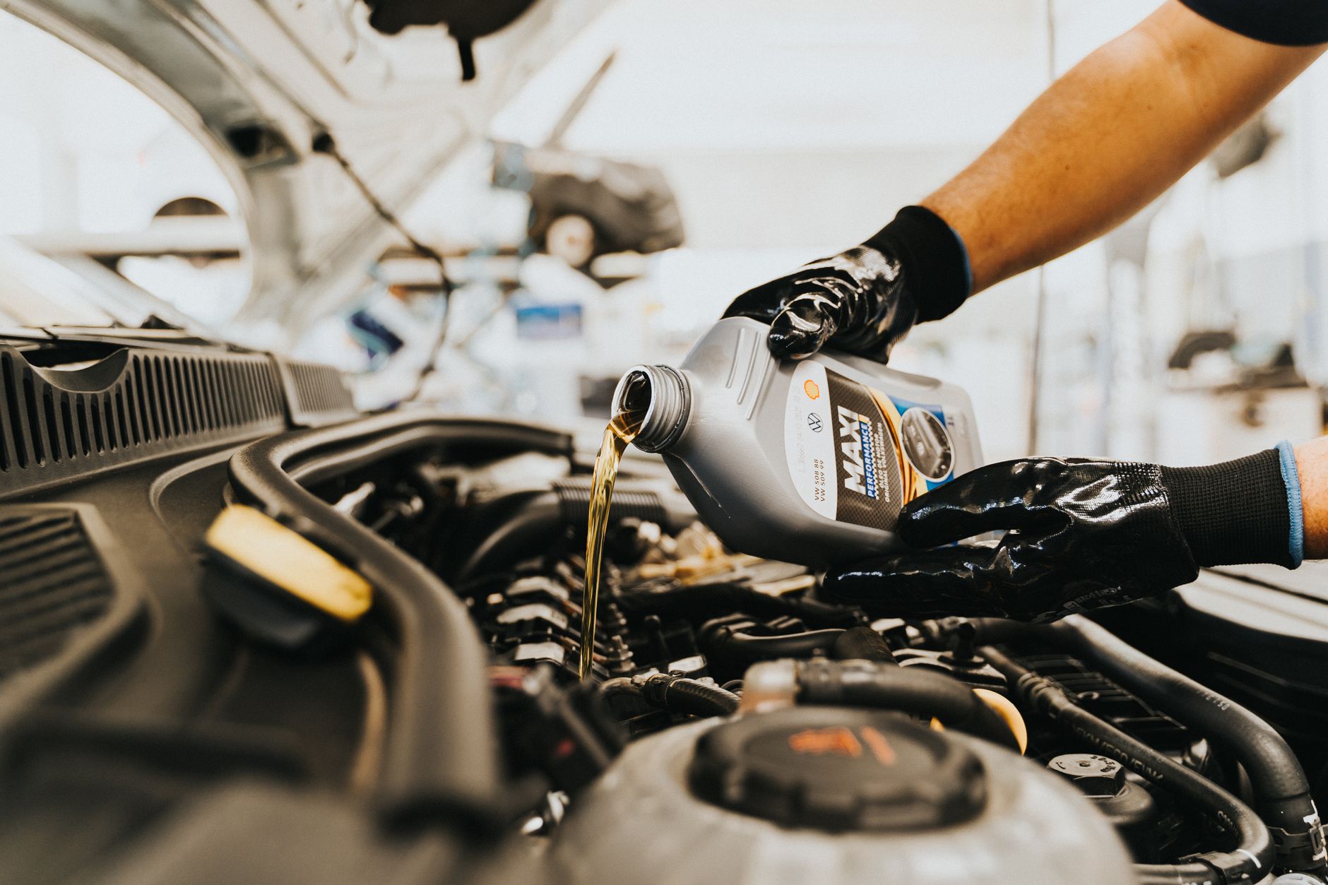 Motora dökülen altın renkli yeni motor yağı