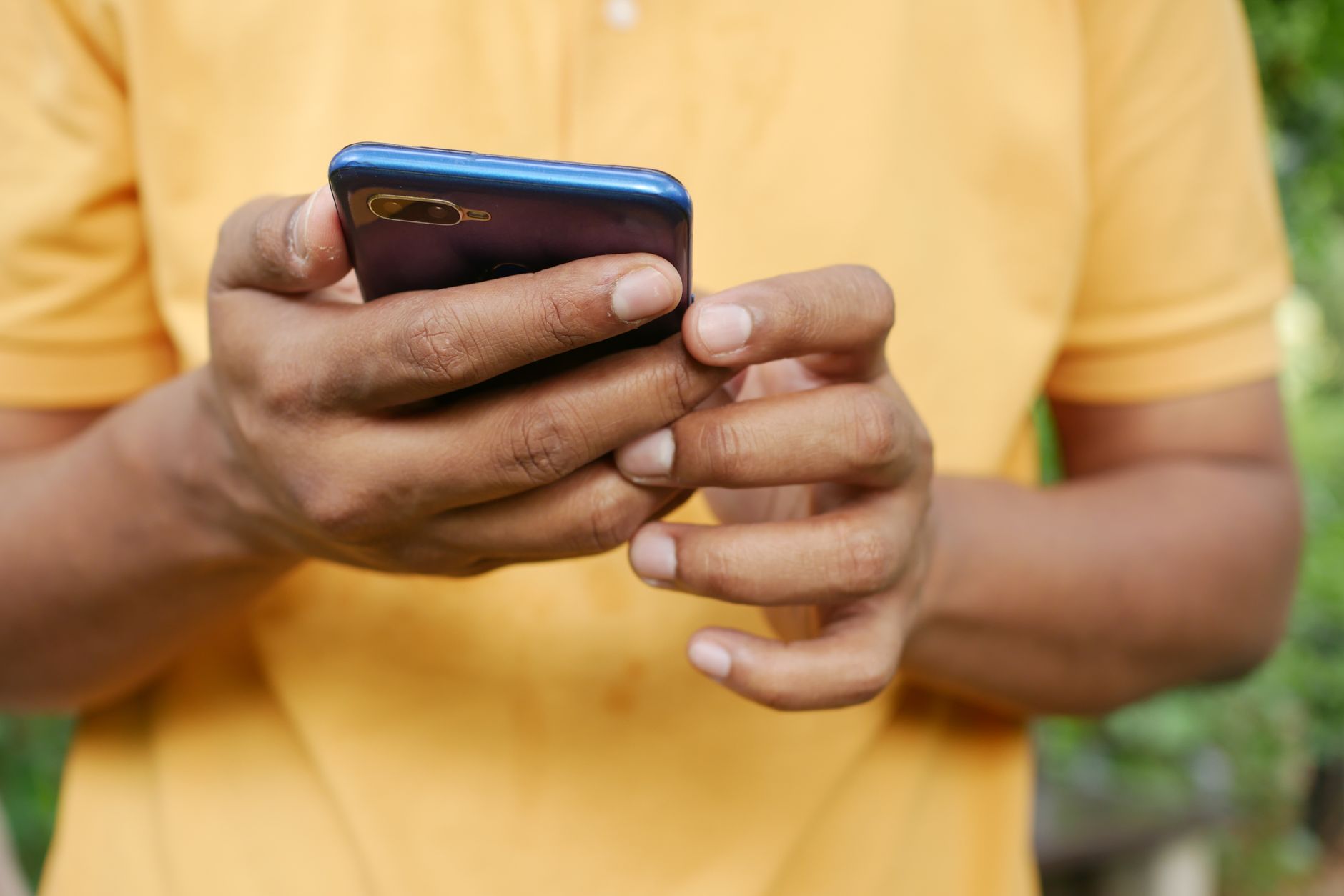 Dışarıda akıllı telefon kullanan bir kişinin elleri