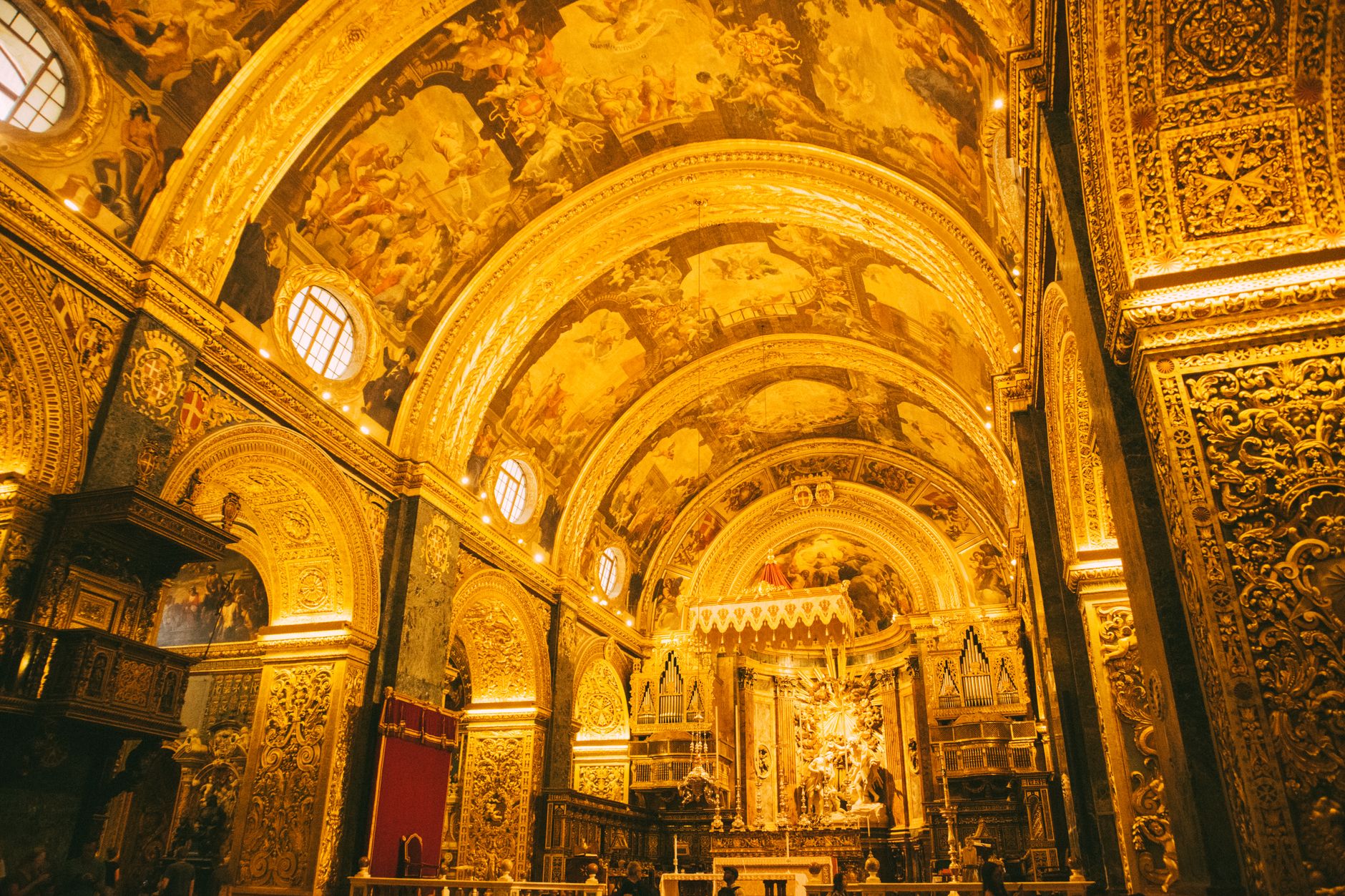 Altın işlemeli, görkemli bir barok katedral iç mekanı