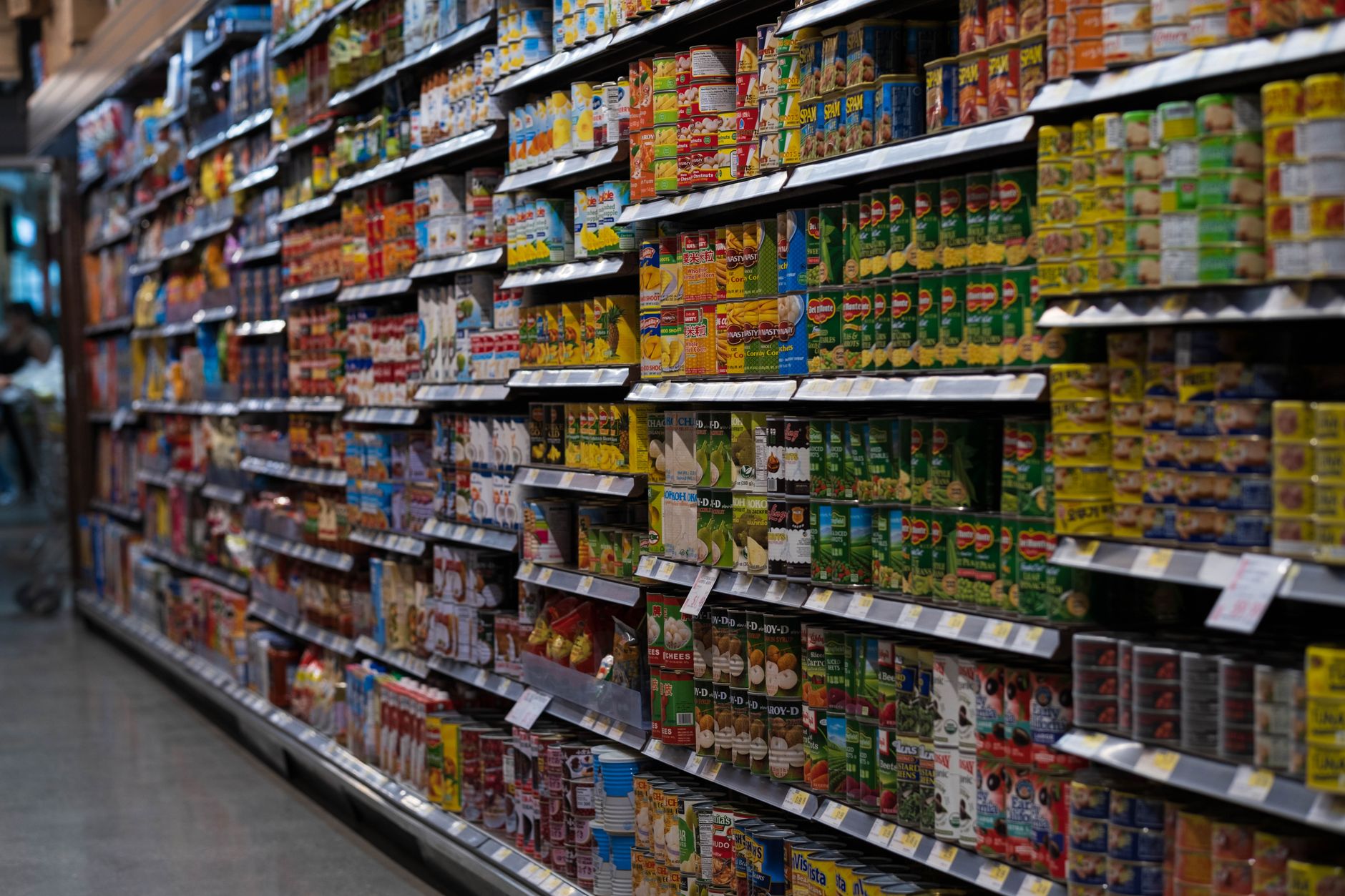 Konserve ve paketli ürünlerle dolu bir süpermarket reyonu