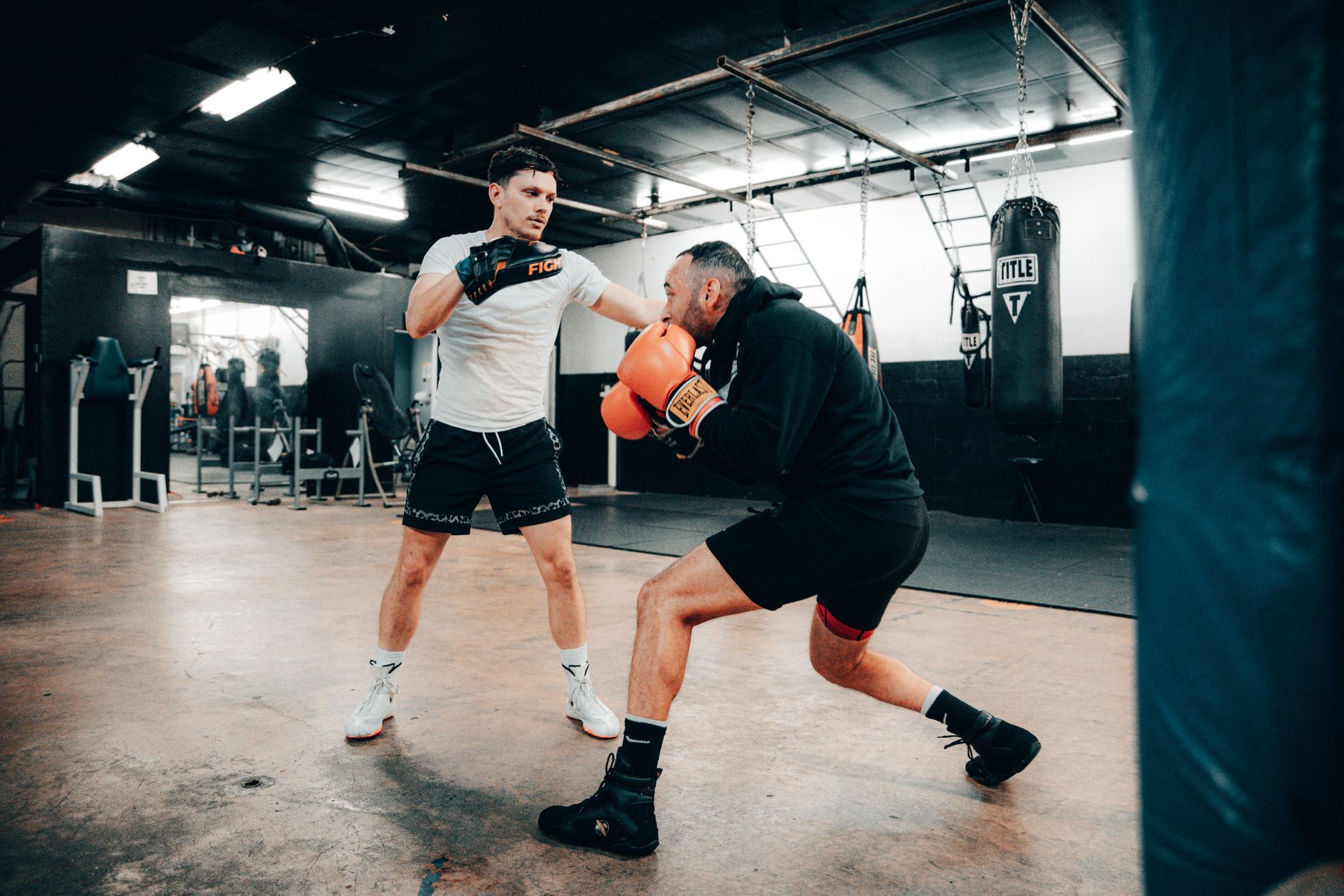Bir salonda karşılıklı boks çalışan iki sporcu