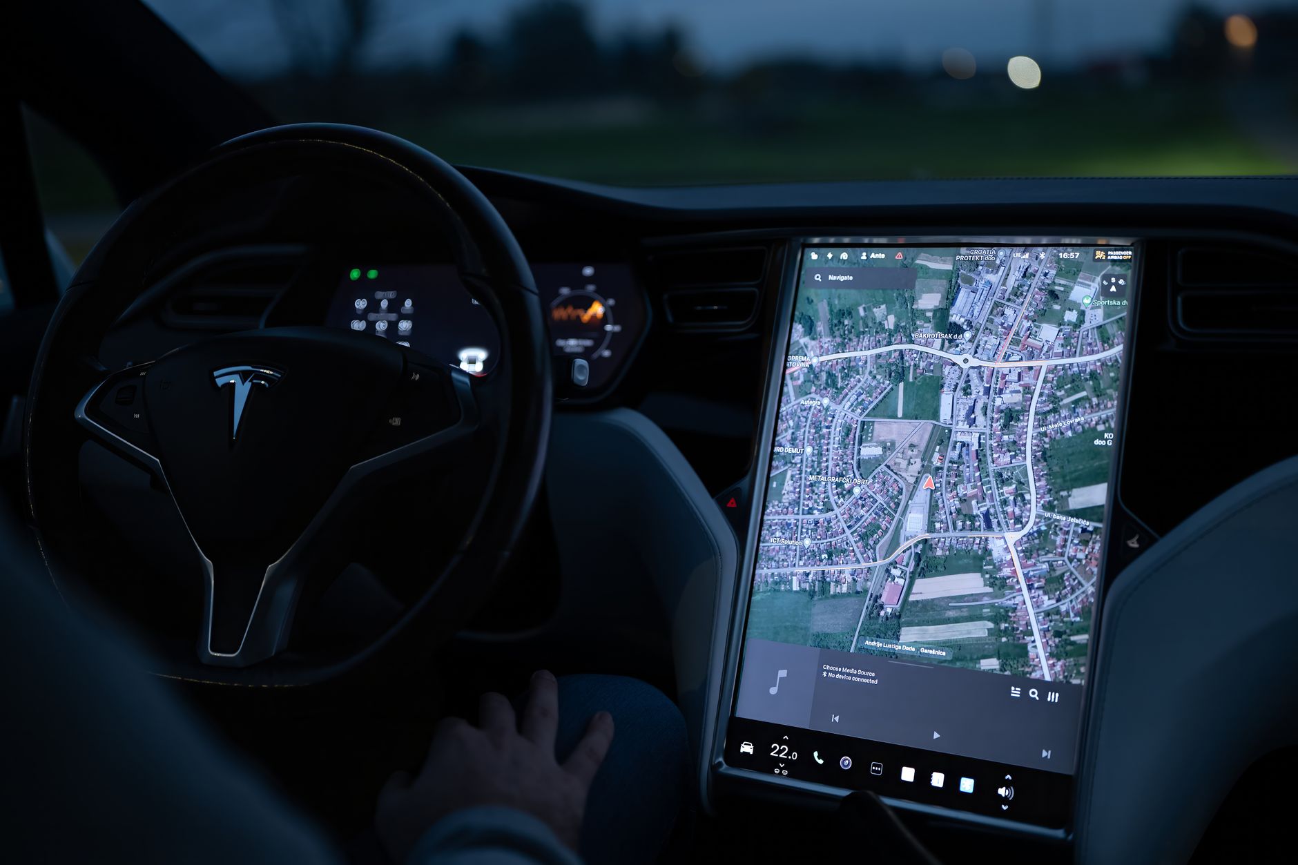 Bir elektrikli otomobilin gece aydınlanan dokunmatik ekranı ve navigasyon arayüzü