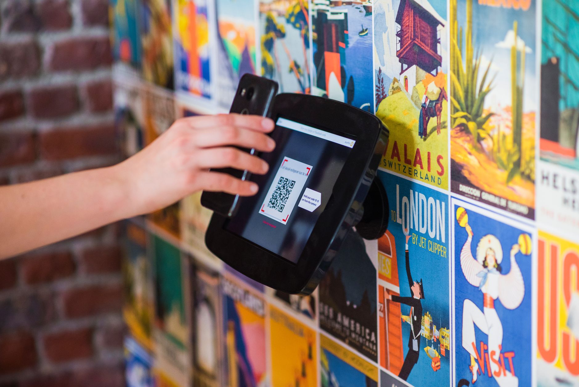 Telefonla bir QR kodun tarandığı yakın çekim