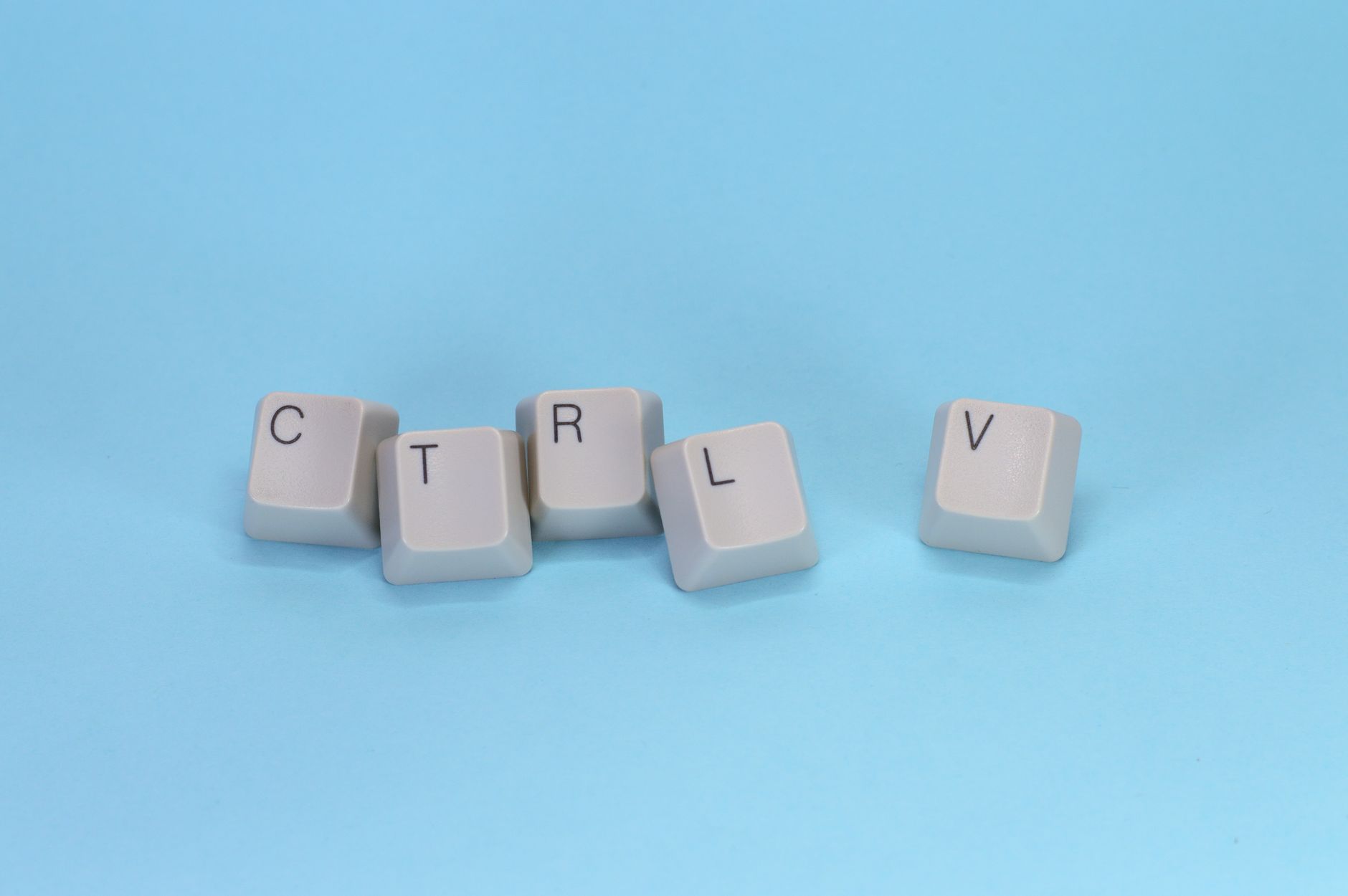 Mavi zemin üzerinde dizilmiş Ctrl ve V klavye tuşları