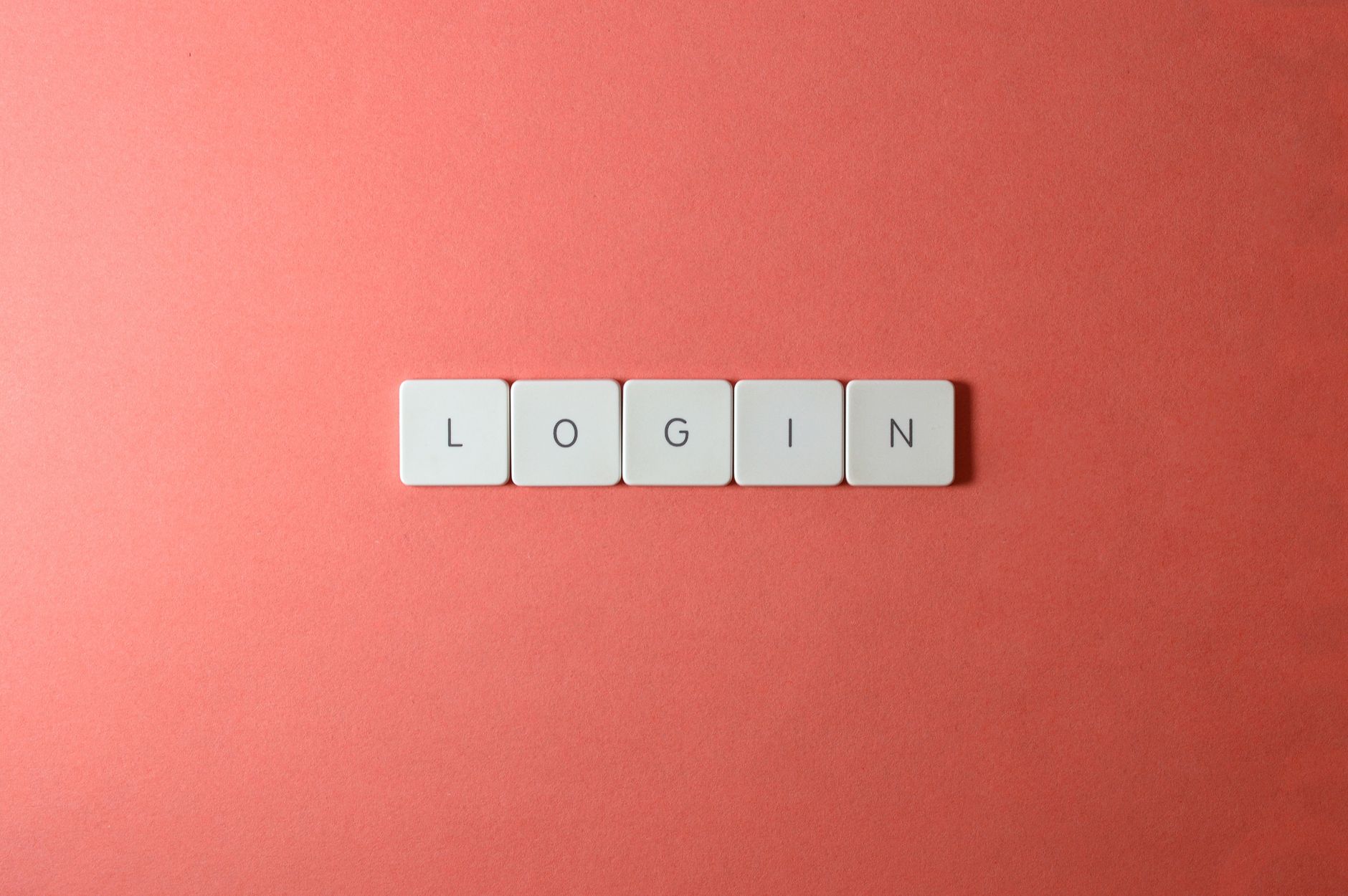 Kiremit rengi zemin üzerinde klavye tuşlarıyla oluşturulmuş LOGIN yazısı