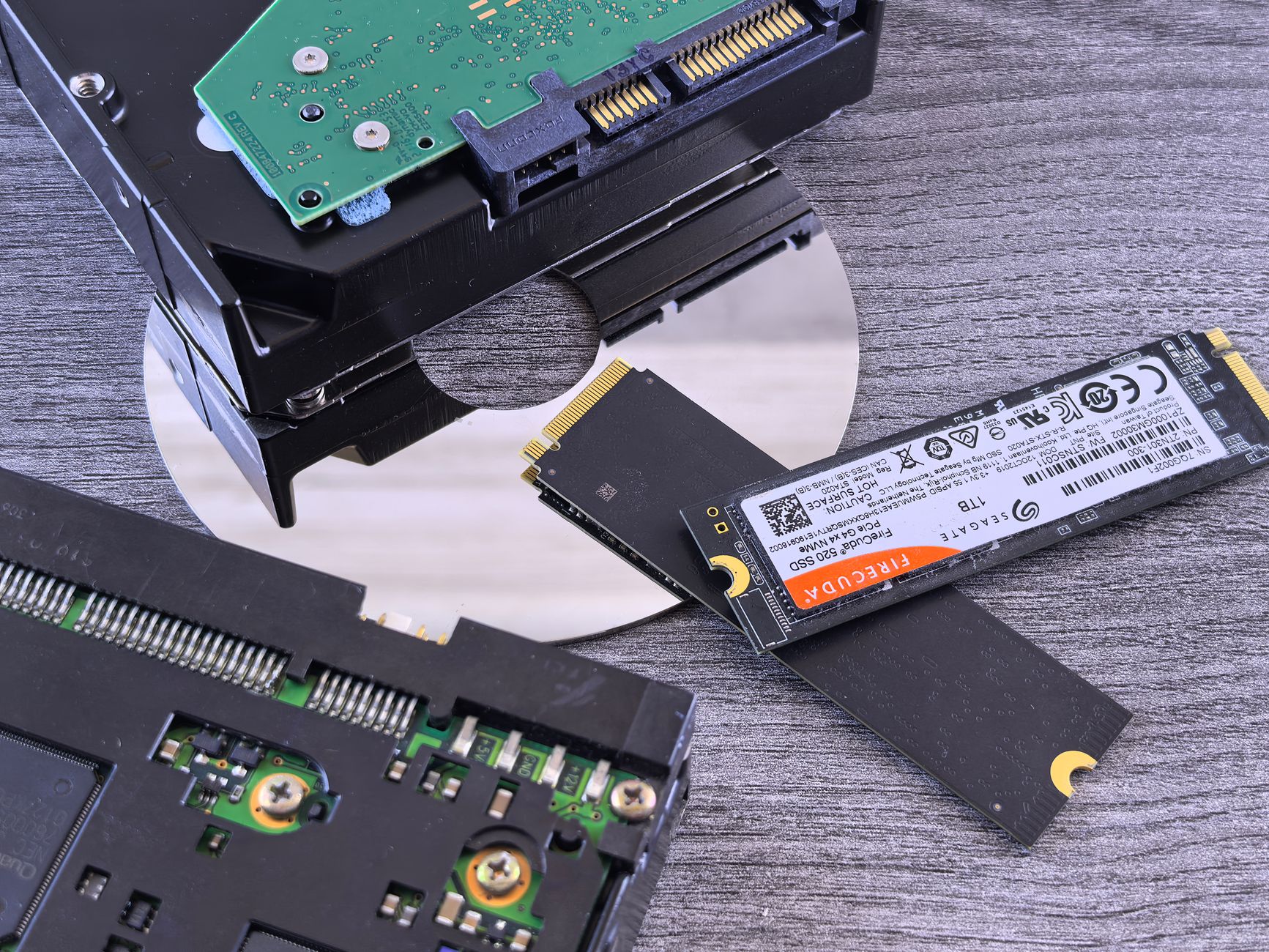 Yan yana dizilmiş NVMe SSD, sabit disk ve CD gibi farklı depolama teknolojileri