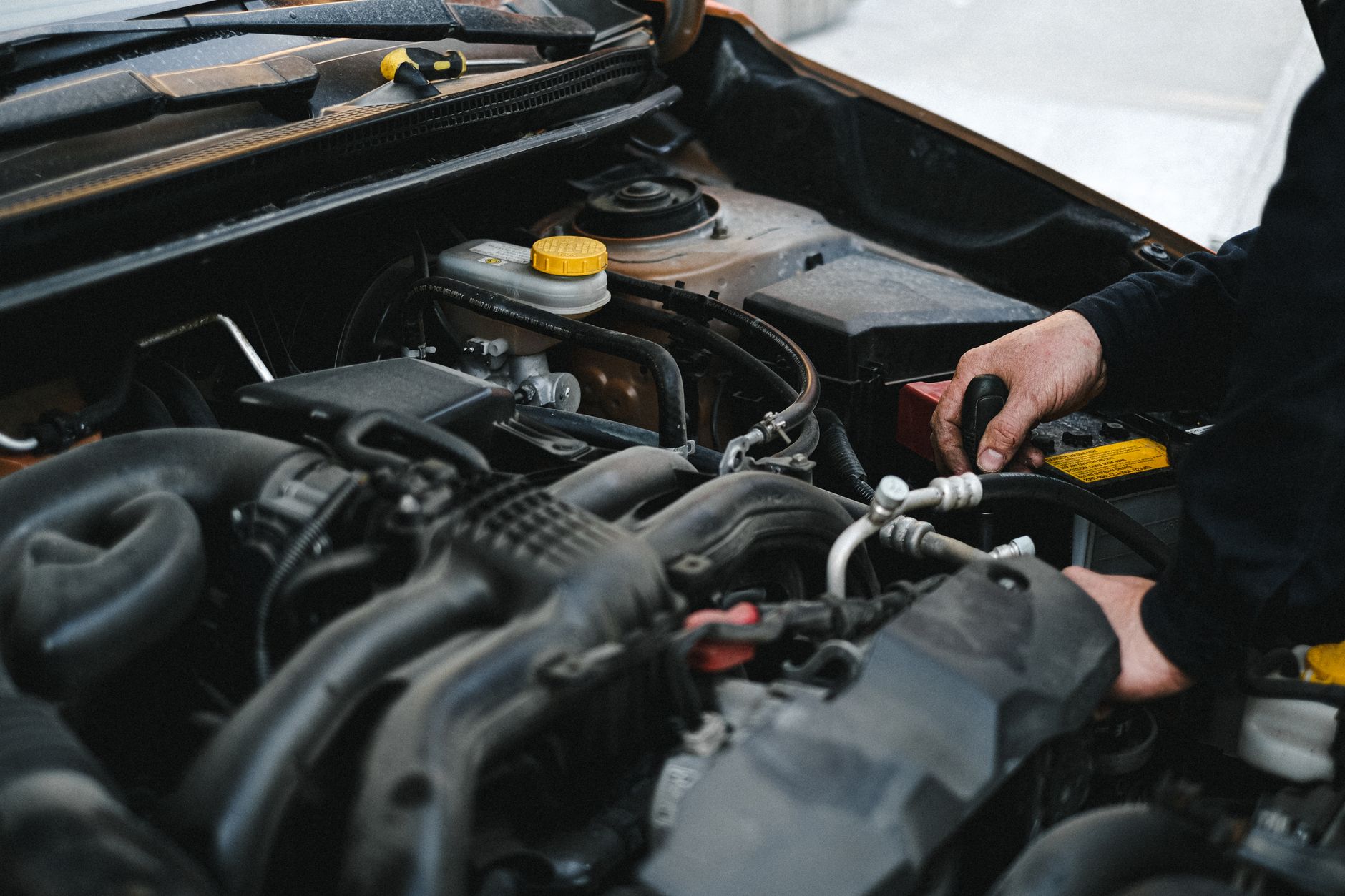 Bir ustanın motor üzerinde çalışan elleri