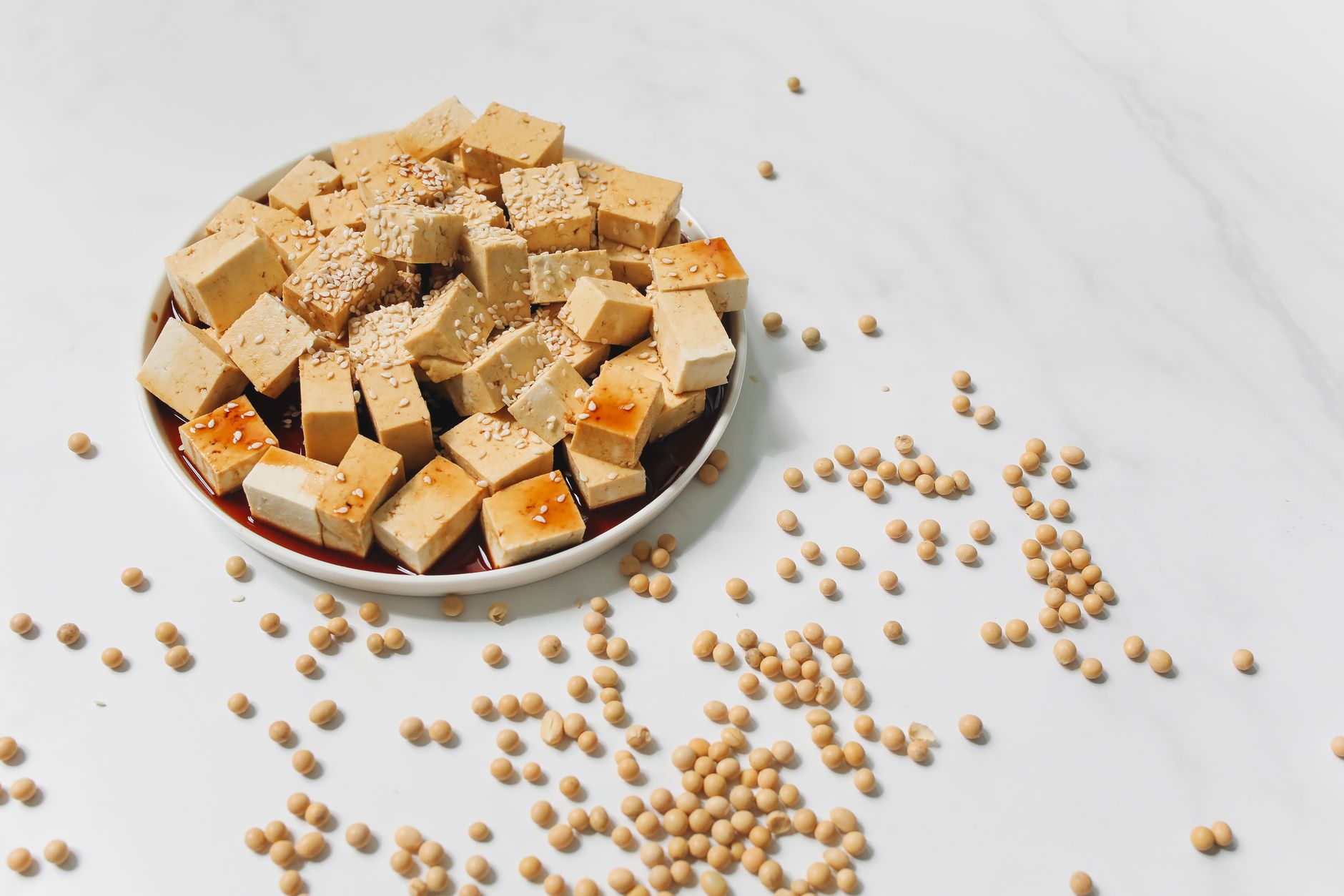 Susamla ve soya sosuyla hazırlanmış tofu küpleri