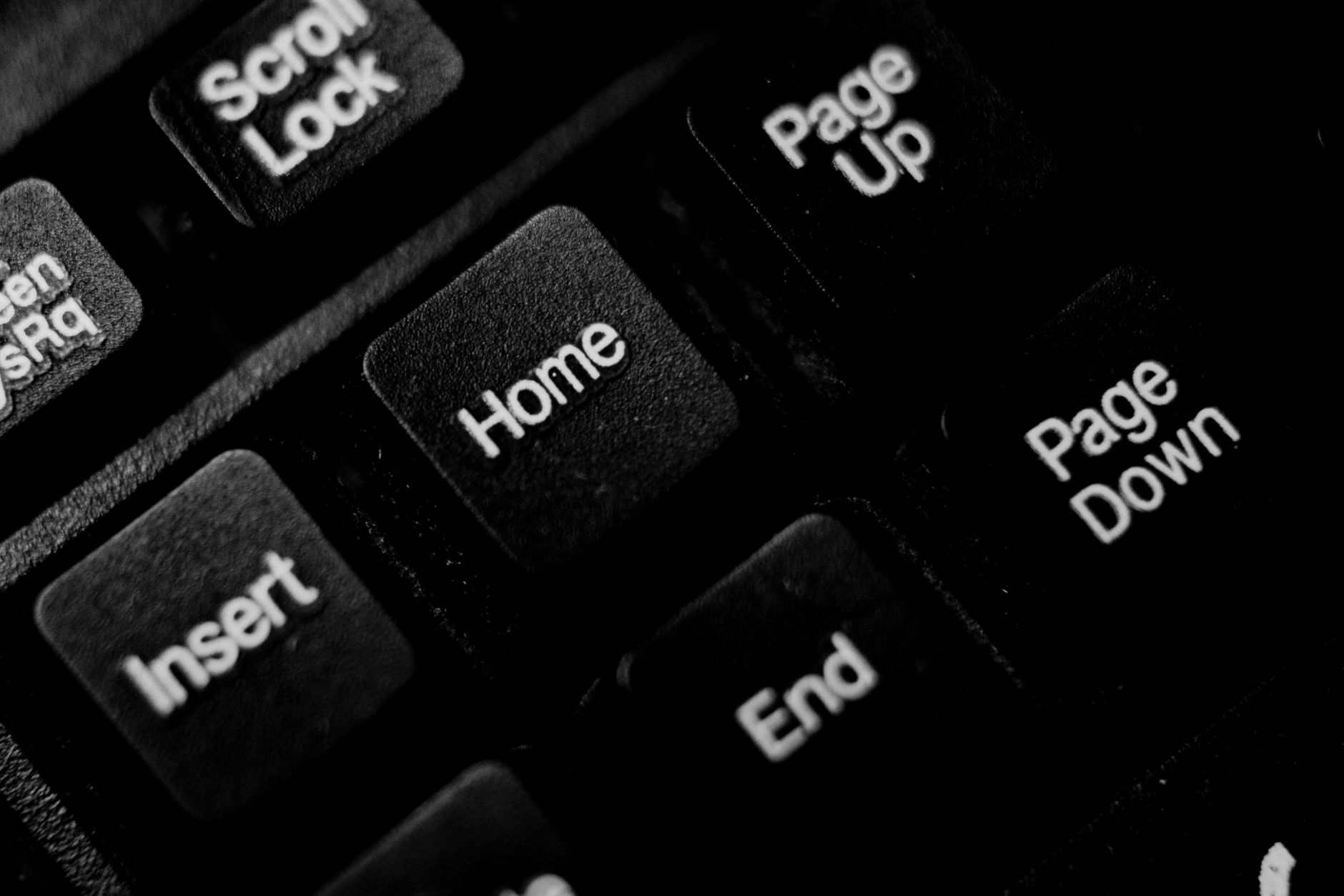 Klavyedeki Home, Insert ve Page Up tuşlarının yakın çekimi
