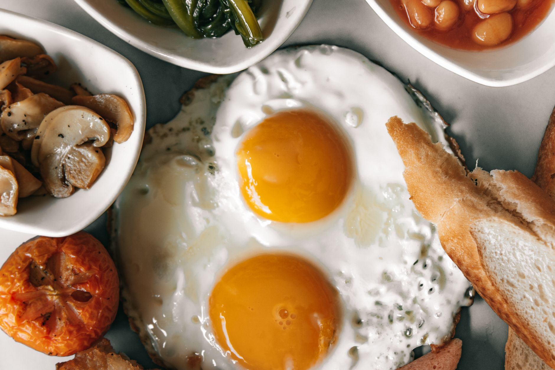 Yumurta, ekmek, fasulye ve taze sebzelerden oluşan protein açısından zengin kahvaltı sofrası