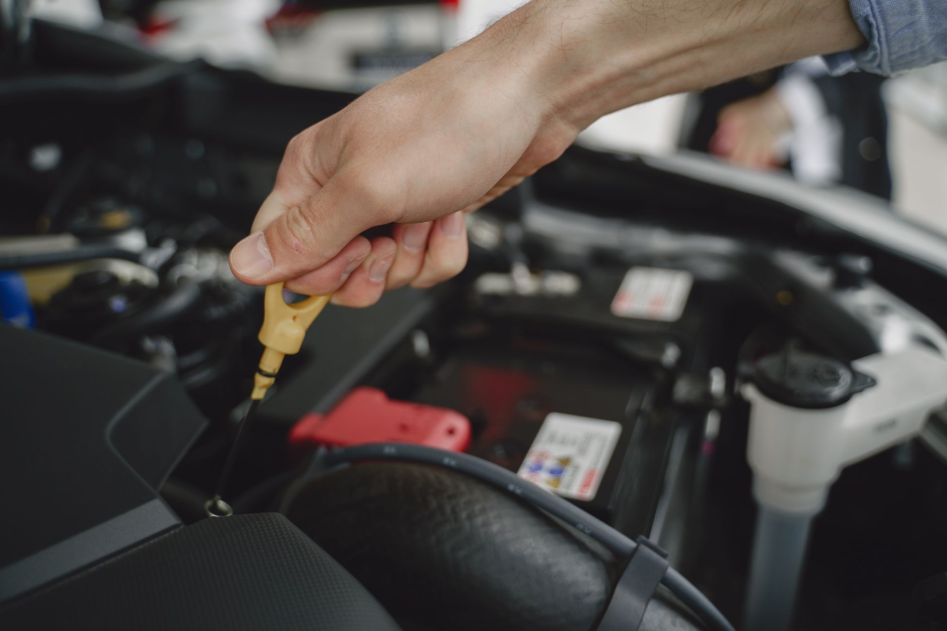 Motor Yağı Nasıl Kontrol Edilir? Seviye ve Renk Rehberi
