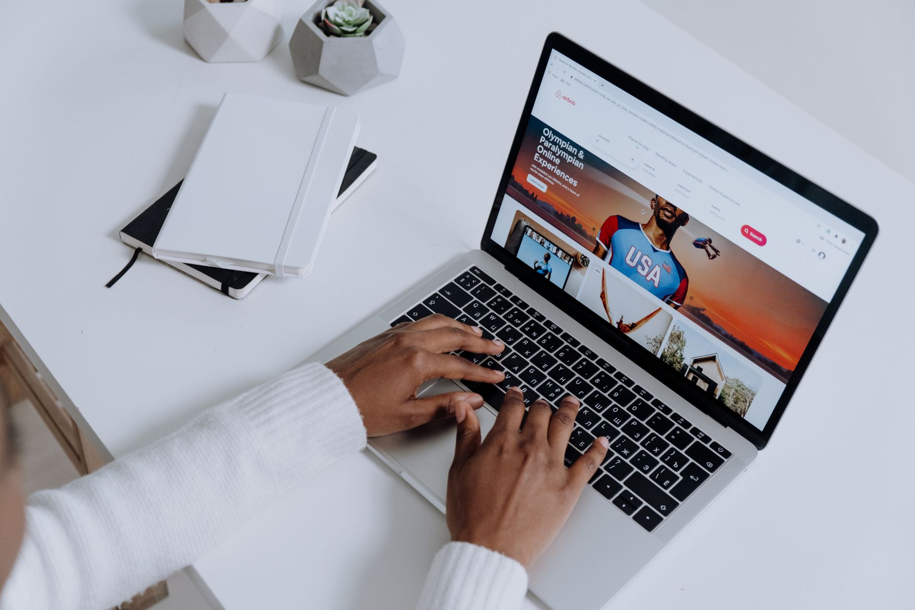 Modern bir çalışma masasında dizüstü bilgisayarda web sitesinde gezinen eller