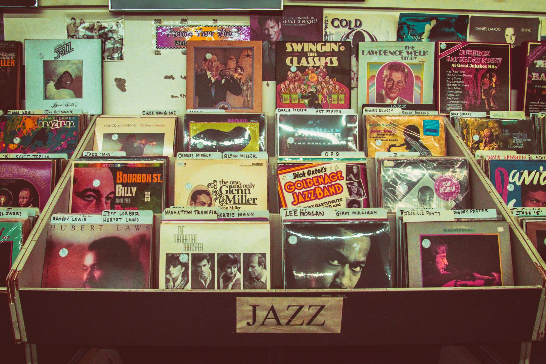 Bir plak dükkânında JAZZ etiketiyle dizilmiş vintage caz plakları