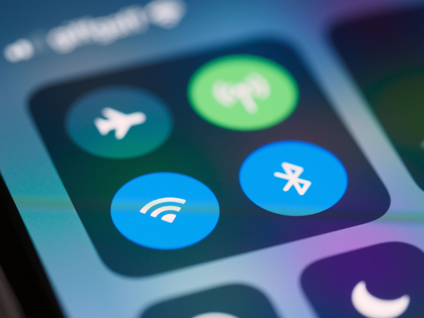 Akıllı telefon kontrol panelinde uçak modu, Wi-Fi ve Bluetooth simgeleri