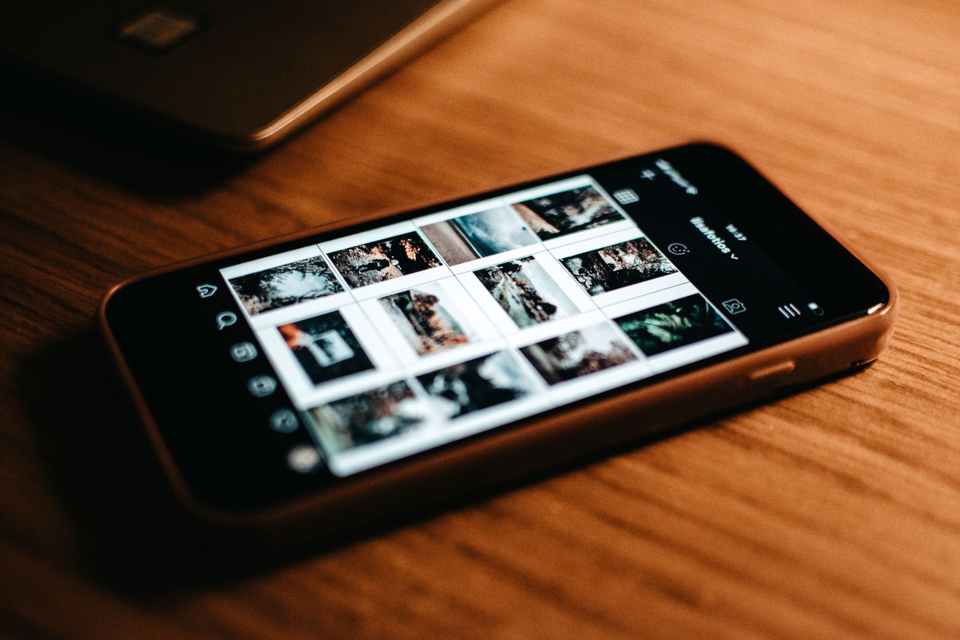 Masa üzerinde fotoğraf galerisi açık bir akıllı telefon