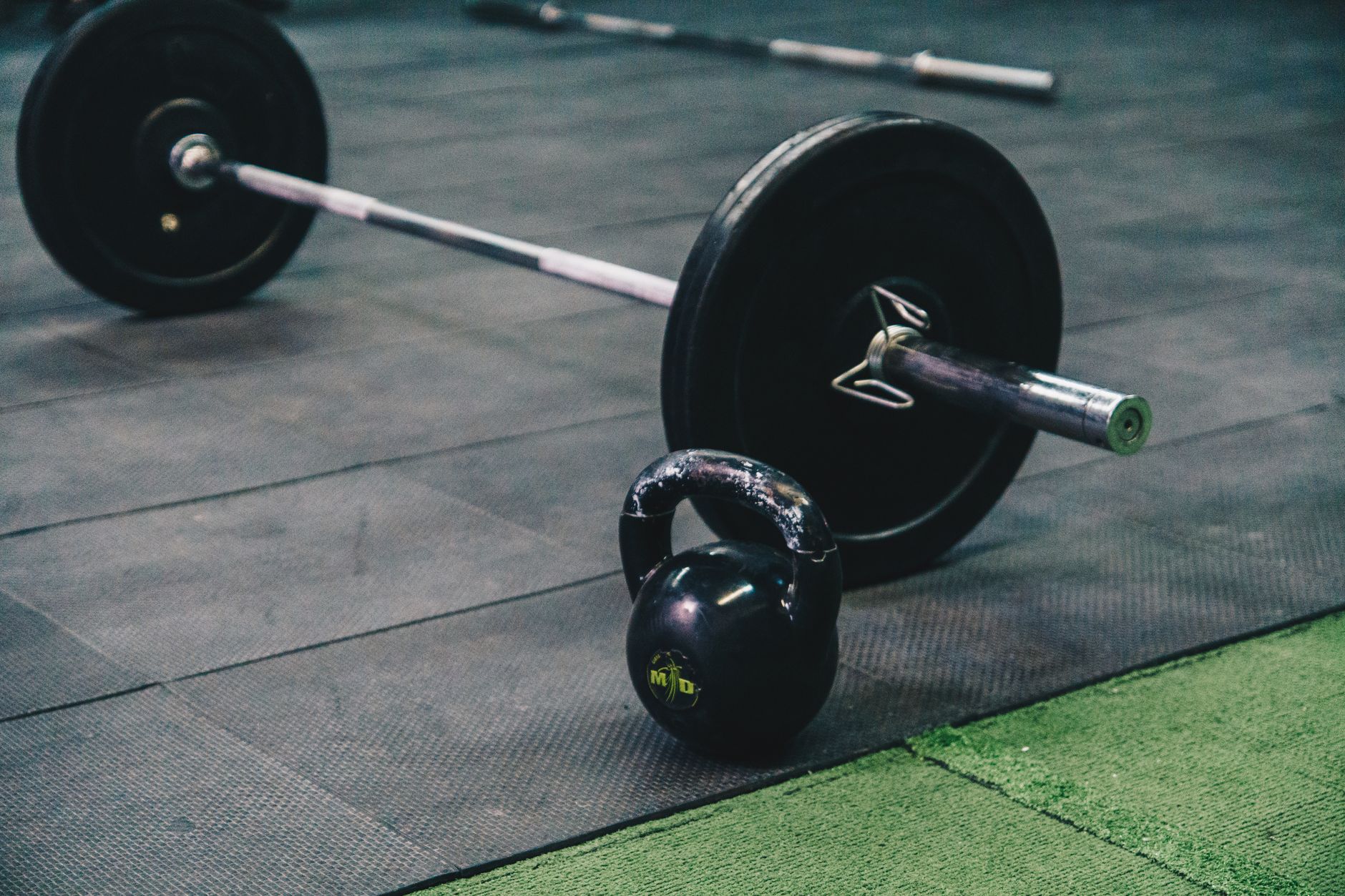 Spor salonu zemininde halter ve kettlebell ağırlıkları