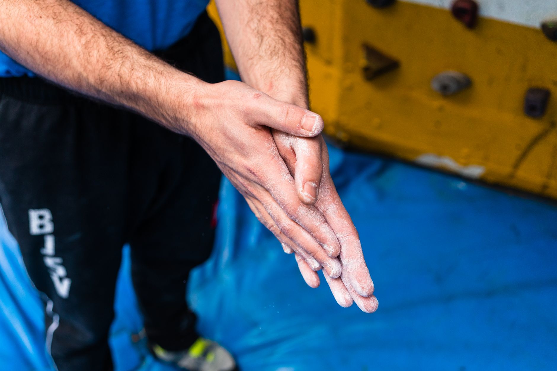 Tırmanış öncesi ellerini magnezyum tozuyla hazırlayan bir tırmanışçı