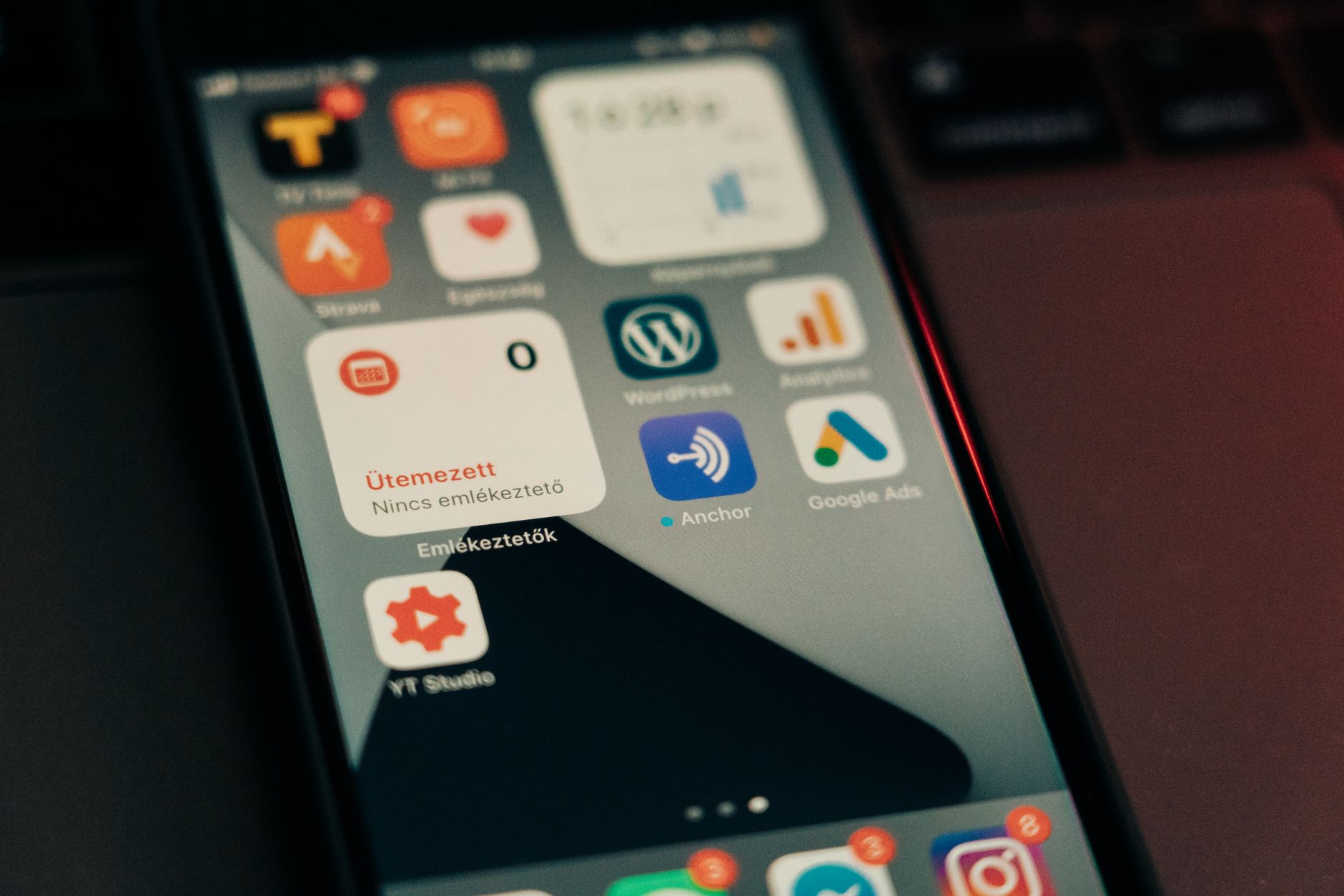Uygulama simgeleri ve bildirimlerle dolu bir akıllı telefon ekranı