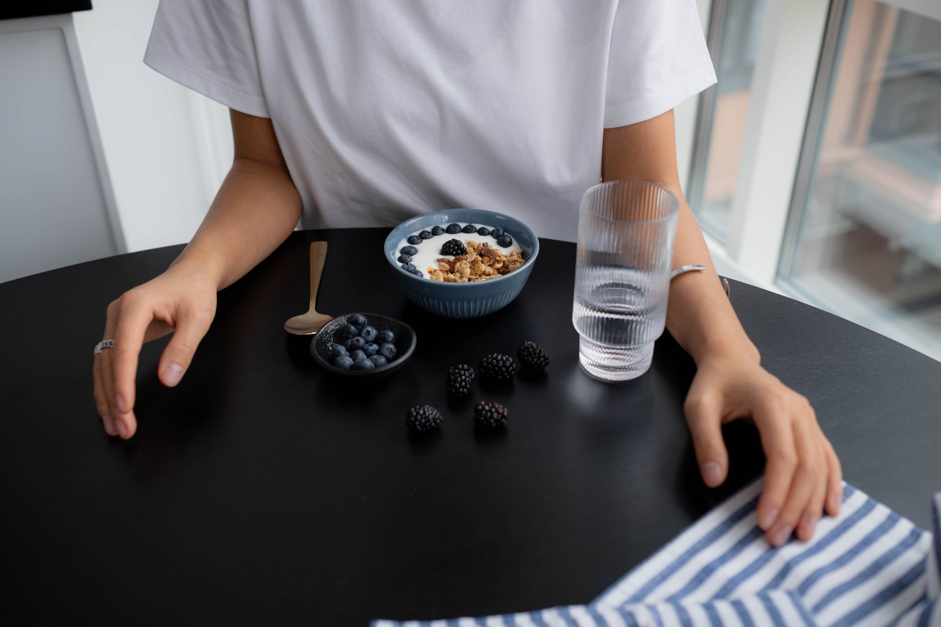 Yaban mersinli granola ve bir bardak su ile sağlıklı kahvaltı
