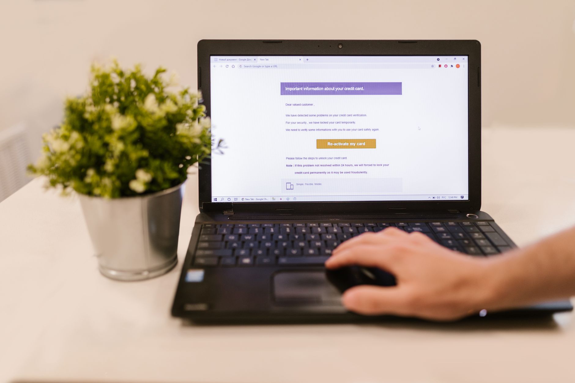 Bir kişinin dizüstü bilgisayarında gelen bir e-postayı dikkatle okuması