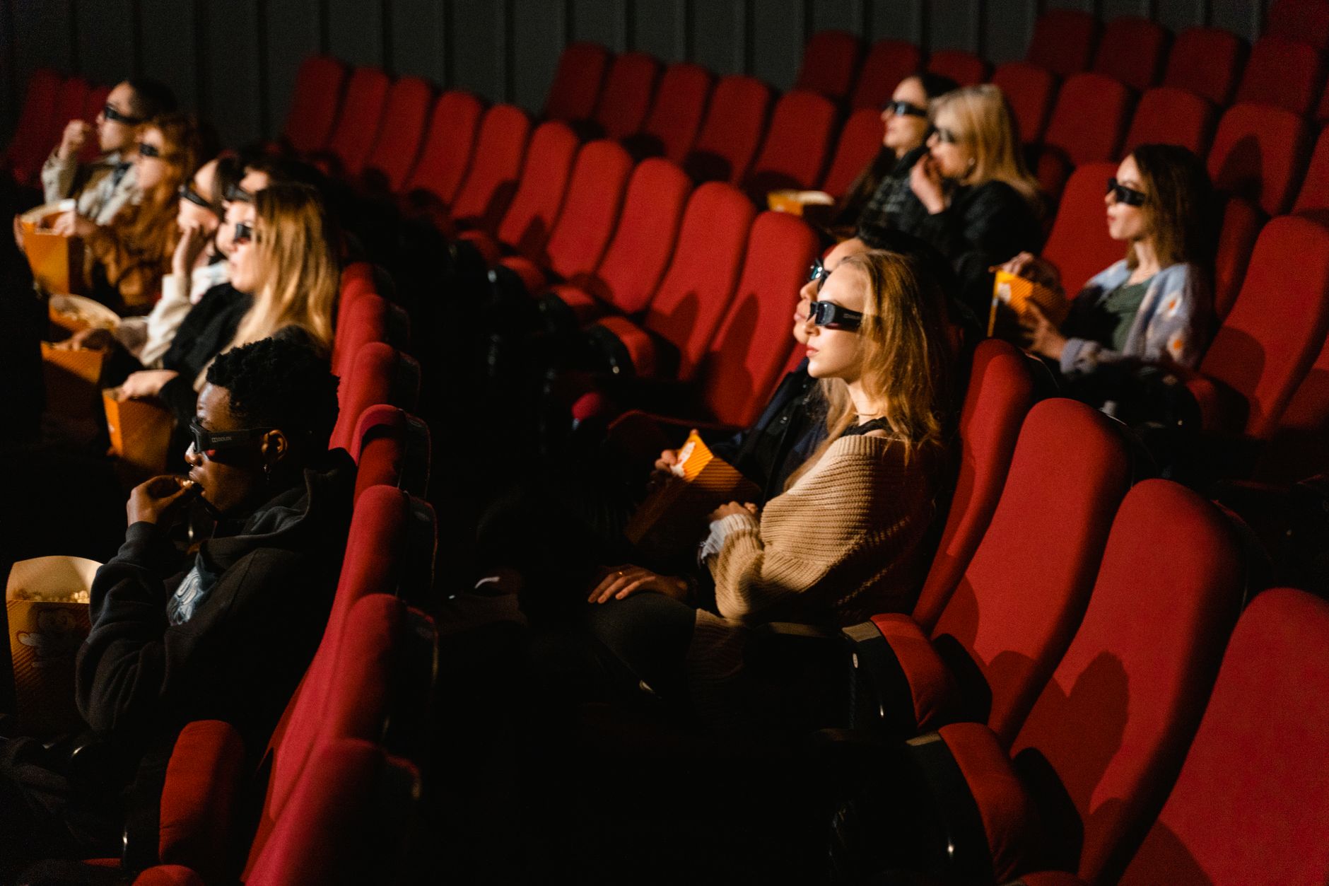 Sinemada 3 boyutlu gözlüklerle film izleyen seyirciler