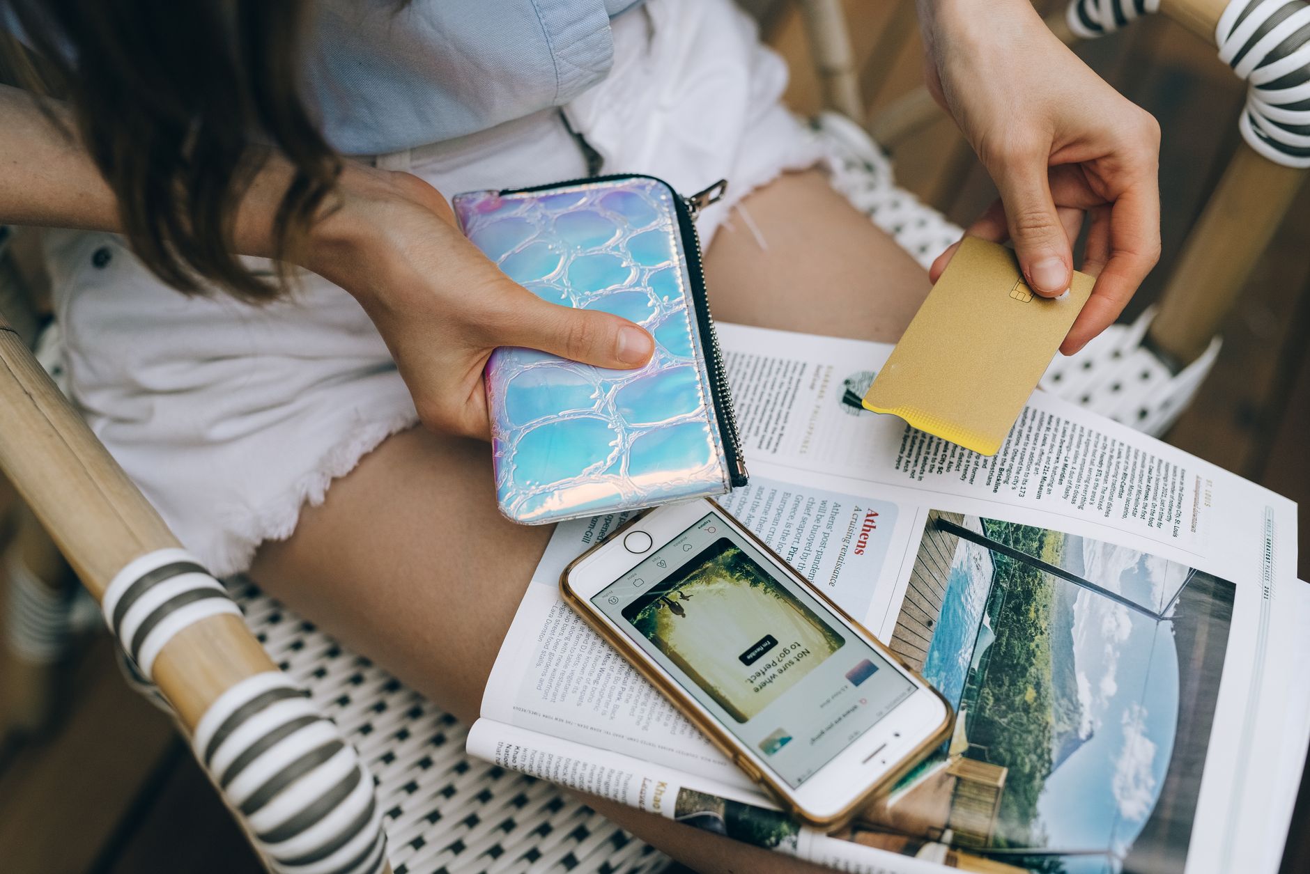 Açık havada akıllı telefonu ve kredi kartıyla çevrimiçi alışveriş yapan bir kadın